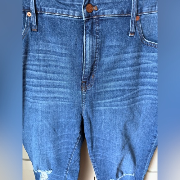 EUC Madewell Curvy High-Rise Distressed Skinny Crop Jeans SZ 34P (14-16) - Picture 7 of 16